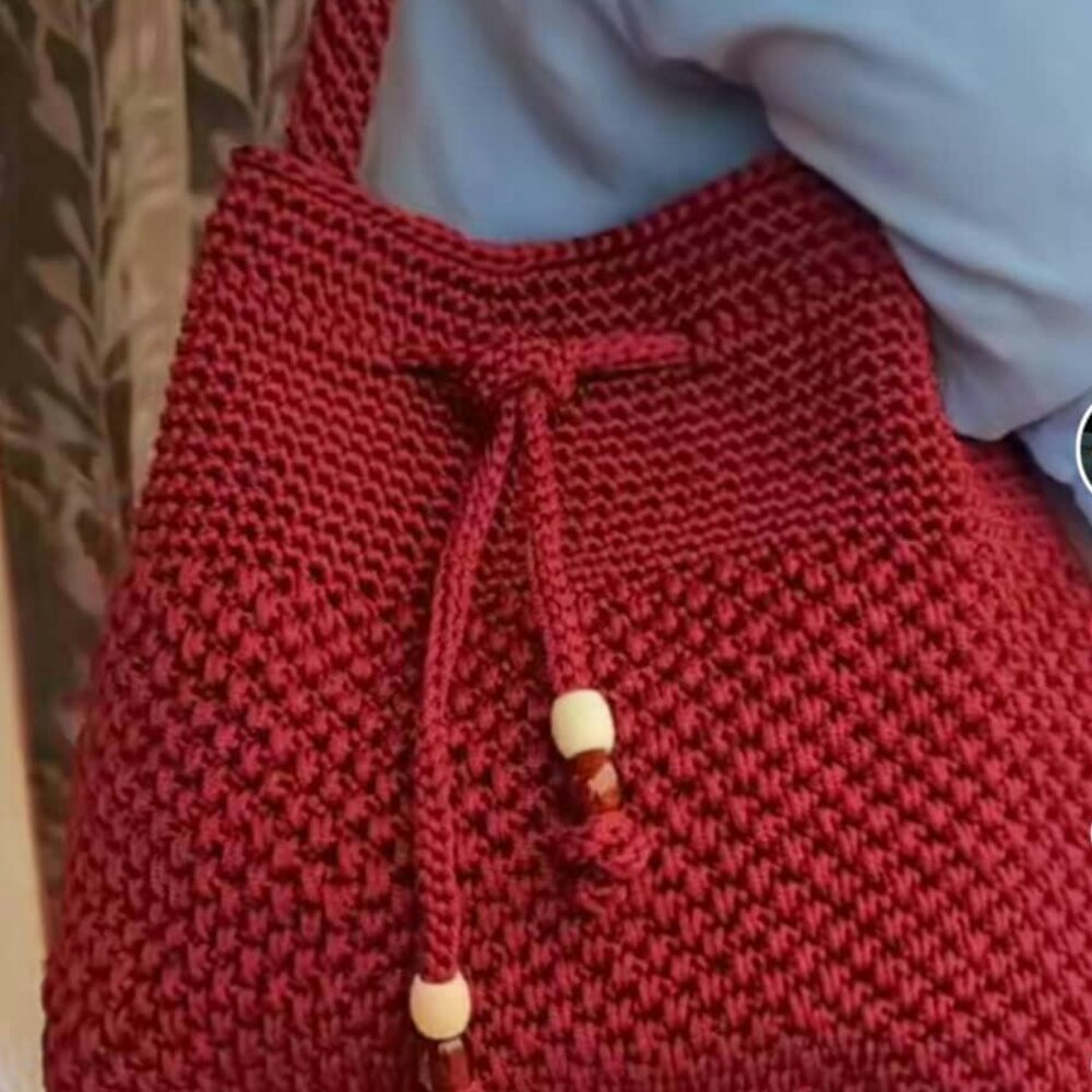 Two-tone crochet bag with shell-pattern flap and rope handles
